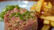 Französisches Beef Die Verwendung des sendungsbezogenen Materials ist nur mit dem Hinweis und Verlinkung auf RTL+ gestattet.