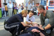 (v.li.): Kristina Bangert (Helga Rauper), Silvia Wohlmuth (Notärztin), Holger Schober (Roman Mohácsi).