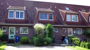 Das „Zuhause im Glück“-Team reist an, um der Familie in Not zu helfen. Der begonnene Umbau des Hauses soll endlich zu Ende gebracht werden – und allen einen Neuanfang ermöglichen.