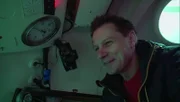 André sinkt mit einem ganz kleinen U-Boot zum Meeresgrund und entdeckt viele kleine Seesterne.