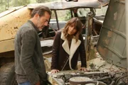 Hilft JD (Jeffrey Dean Morgan, l.) Molly (Halle Berry, r.) dabei, eine Friedenskonferenz zwischen Aliens und der menschlichen Regierung auszuhandeln?