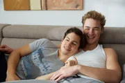 Rückblick: Mehmet (Tim Oliver Schultz, l.) und Kevin (Niklas Loffler) sind glücklich, doch mit dem Versteckspiel um seine sexuelle Identität wächst der Druck auf den Fußballjungprofi.