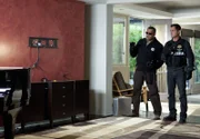 Die Spuren am Tatort weisen zunächst auf einen brutalen Mord hin, doch den CSIlern Ray Langston (Laurence Fishburne, li.) und Nick Stokes (George Eads) kommen erste Zweifel: War der Mord nur inszeniert?