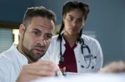 Als sich Tabeas Zustand dramatisch verschlechtert, stehen Dr. Matteo Moreau (Mike Adler, links) und Vivienne Kling (Jane Chirwa, rechts) unter großem Druck.