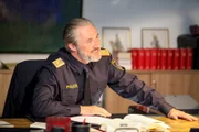 Generalmajor Rudolf Stirner (Joseph Lorenz) fühlt sich von seinem Kollegen Oberst Ernst Kanter kontrolliert.