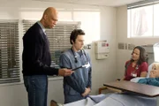 "Scrubs - Die Anfänger", "Mein Schützling." J.D. kann Assistenzarzt Keith nicht ausstehen, der ekelhaft perfekt ist und zudem eine Affäre mit Elliot hat. Er lässt keine Möglichkeit aus, dem Konkurrenten Fehler unterzuschieben und schreckt nicht einmal davor zurück, Keiths Kündigung zu verlangen. Inzwischen fühlt sich Dr. Kelso von einem Vogel gestört, der im Krankenhaus zu nisten begonnen hat. Der Hausmeister soll das Tier entfernen, bringt es jedoch nicht übers Herz. Im Bild (v.li.): Karim Abdul-Jabbar (Karim Abdul-Jabbar), Zach Braff (John 'J.D.' Dorian), Judy Reyes (Carla Espinosa), Michaela Learned (Mrs. Wilk).