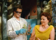 Schöni Uussichte Una Sorpresa für Carlos - Sitcom Staffel 2, Episode 12 Juanito muss für Kiki eine spezielle Parfümmischung herstellen, was Nelly keineswegs versteht: «Ich frage nichts mehr!» - Martin Schick als Juanito Merkli, Pia Hänggi als Nelly Traber