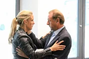 Oberst Otto Dirnberger (Dietrich Siegl) ist froh, dass Gruppeninspektorin Penny Lanz (Lilian Klebow) nichts passiert ist.