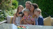 Mit Natalies (Liza Tzschirner, 2.v.r.) unkonventioneller Art kehrt das Lachen, der Spaß und die Wärme wieder in das Haus der Familie Wilson (Elena Bin, l.; Daniel Aichinger, 2.v.l.; William/Orlando Edward-Collins, M.; Leo Bilicky, r.) ein.