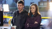 Booth (David Boreanaz) und Brennan (Emily Deschanel) reisen nach L.A., um dort die Dreharbeiten an einem Film zu begleiten, der auf einem Buch von Brennan beruht.