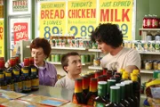 Brick (Atticus Shaffer, m. ), Axl (Charlie McDermott, r.)