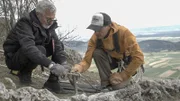 Michael Prinner und Heli Putz befestigen am Matthias Prinner-Klettersteig an der Hohen Wand ein Seil.