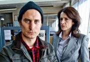 Die Polizistin Valerie Almond (Raquel Cassidy) hat einen Mordverdächtigen für beide Mordfälle gefunden.