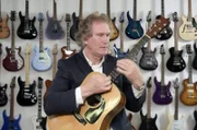 Was braucht es für einen guten Popsong, und wie haben The Weeknd es vollbracht? Volkmar Kramarz spielt die vier Akkorde des Erfolgs auf der Gitarre an.