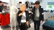 Kandidatin Conny und Shoppingbegleitung Carlo.