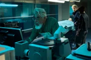 Spurenanalyse: Pathologen Hendrik (Darrell D'Silva, vorne li.), Van der Valk (Marc Warren, re.) und Lucienne (Maimie McCoy)
