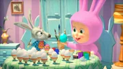 Unterdessen bemalen Mascha und der Hase Ostereier.