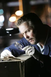 Ein Kind wurde tot - sorgfältig in einen Pappkarton gebettet - auf einem Parkplatz aufgefunden. Gil Grissom (William Petersen) untersucht den Karton sehr gründlich, um eventuelle Spuren zu sichern.