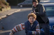 Der junge Alexander Jaromin (Fabian Ziems) mit Ivo Rebic (Luc Schiltz, r.) beim Versuch Vater und Schwester zu retten.