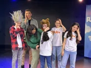 Rappen und tanzen in Kostümen vor der Klassenstufe - wie peinlich ist das denn!? "PUR+" Moderator Eric Mayer (2.v.l.), Tanz-Coach Isabel (3.v.l.) und vier Kinder testen, wie wir unser Schamgefühl besiegen können.