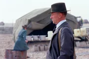 Inspector Foyle (Michael Kitchen).