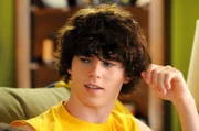 Axl (Charlie McDermott), der ältere Sohn von Frankie und Mike, ist ein rebellischer Teenager, der es ihnen nicht immer leicht macht ...