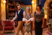 Professor Maxwell (Christopher Sommers, l.) wundert sich über die Kleidung von Lily (Mia Milnes, M.) und Ruksy (Rainbow Wedell, r.). Zu recht vermutet er, dass dies Teil eines Plans zur Rettung der Magie ist.
