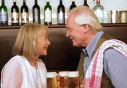 15 Uhr im Ersten. Im Hermine Sticklers (Christine Ostermayer, l.) Gasthaus gibt es mal wieder alle Hände voll zu tun (r. Wolfgang Hübsch als Gottfried Schnell).