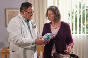 Ursula Schlüter (Grischa Huber) geht es seit Monaten körperlich und seelisch schlecht. Nun liegt sie mit einer gebrochenen Hand in der Sachsenklinik. Als Ursula ihre täglichen Vitamine nimmt, wird Hans-Peter Brenner (Michael Trischan) stutzig. Diese Masse an Präparaten nimmt Ursula täglich ein?