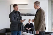 Finn (Sven Martinek, l.) und Lars (Ingo Naujoks, M.) befragen Torsten Fahrig (Ben Braun, r.), den Verlobten des Opfers.