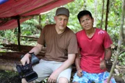SRF-Reporter Beat Häner mit dem Übersetzer, James Bujang.