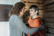 Rike (Regula Grauwiller, l.) fällt ein Stein vom Herzen! Ihr Sohn Lukas (Anton Andreew, r.) ist wieder da, nachdem er die ganze Nacht verschwunden war. Doch wo ist Martin? Weiß Lukas mehr?
