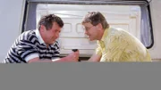 Benno (Willi Thomczyk, l.) und Lothar (Rene Heinersdorff) wollen auf Campingtour gehen. Doch vor der Reise müssen sie erst einmal ihre Wohnwagen fahrtüchtig machen...