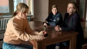 Ellen (Rikke Lylloff, r.) befragt Felice (Lea Freund, l.). Kommissarin Dorit (Jana Julia Roth) sitzt ebenfalls am Tisch.