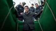 Bei einer Beerdigung auf einem Sylter Friedhof entdeckt Hinnerk Feldmann (Oliver Wnuk, M.) eine tote Frau unter dem Sarg des Verstorbenen. Mit diesem ungewöhnlichen Versteck beginnt ein neuer Fall für das Sylter Ermittlungsteam.