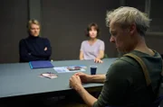 Van der Valk (Marc Warren, li.) und Lucienne (Maimie McCoy) verhören Django (Marcel Hensema, vorne) aus der Künstlerkommune.