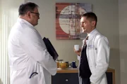 Hans-Peter Brenner (Michael Trischan, links) soll mit Dr. Kaminski (Udo Schenk) einen Ultraschall durchführen. Hans-Peter fällt es sehr schwer, seinen alten Kollegen der Pflegeabteilung Anweisungen zu geben. Um von vornherein klare Bedingungen zu schaffen, führt Dr. Kaminski mit Brenner ein Grundsatzgespräch: Zwischen Baum und Borke fühlen sich vielleicht Käfer wohl, aber kein angehender Arzt.
