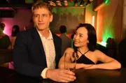 Alex Rauscher (Jakob Geßner, l.) soll Frau Fus Assistentin Kim Ting (Pingting Zang, r.) das Kaltenthaler Nachtleben zeigen.