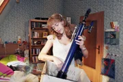 Als Lisa (Alexandra Neldel) ihr Zimmer ausräumt, hängt sie ihren Erinnerungen an die Zeit mit David nach. (Dieses Foto von Alexandra Neldel darf nur in Zusammenhang mit der Berichterstattung über die Serie 'Verliebt in Berlin' veröffentlicht und verbreitet werden.)