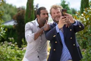 Stanley (Edwin Jonker, li.) und Remko (Bas Keijzer) machen ein Selfie.