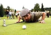 Den Turniersieg fest im Auge, ist Prof. Boerne (Jan Josef Liefers) nicht gerade begeistert über den Toten auf dem Golfplatz.