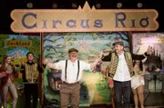 Von links: Lavinia Diewald, Leon Diewald und die "Grenzgänger" Simon Schwarz und Sebastian Bezzel in der Zirkusmanege des Rio Artistik.