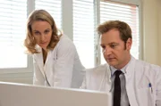 Tanja (Christina Athenstädt, l.) und Timo (Tom Radisch, r.) vor den Monitoren. Sie suchen nach der Ursache für Martinas Schmerzen.