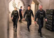 (v.li.): Lina Esco (Christina Alonso), David Lim (Victor Tan), Jay Harrington (David Kay).