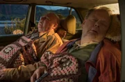 Krüger (Horst Krause, li.) und Bernd (Fritz Roth) machen Rast.