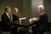 Haben Gene Isaacson (Andy Milder, l.) und Rebecca Chase (Jeri Ryan, M.) etwas mit dem aktuellen Fall zu tun? Gibbs (Mark Harmon, r.) und sein Team versucht dies herauszufinden ...