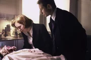 Dana Scully (Gillian Anderson, l.); Fox Mulder (David Duchovny, r.)