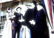 Nels (Richard Bull, 2.v.l.) gratuliert Jess Moffet (Charles Lane, M.) im Beisein von Harriet (Katherine MacGregor, l.) Dr. Baker (Kevin Hagen) und Reverend Alden (Dabbs Greer) zur Bürgermeisterwahl.