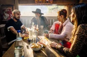 V.l.n.re.: Adriano (Zejhun Demirov), Mateo (Winfried Glatzeder), Tera (Nicola Elze) und Stella (Ruby O.Fee) beratschlagen über die Zukunft des Zirkus.