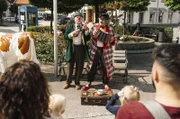 L-R: Barthl (Friedrich von Thun) und Mateo (Winfried Glatzeder) bei ihrer ersten gemeinsamen Vorstellung.